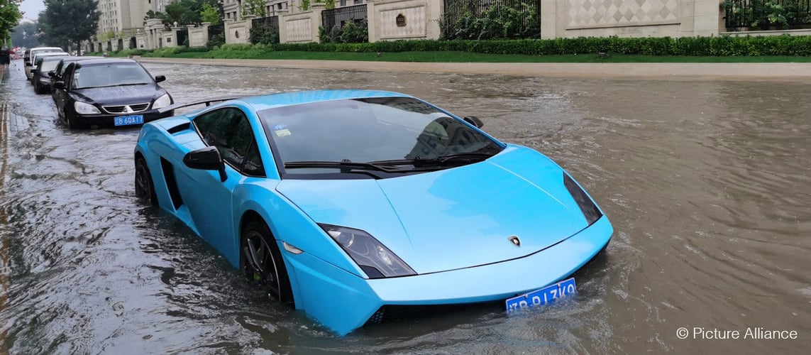 Lamborghini auf überfluteter Straße