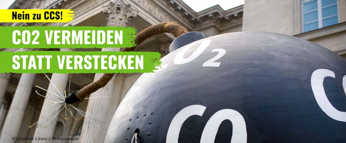 Bombenskulptur mit Aufschrift CO2 vor Landtag Hannover