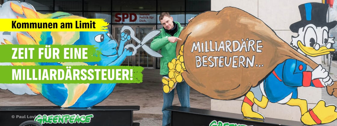 Dagobert-Figur mit einem Sack Gold auf dem Rücken mit Aufschrift