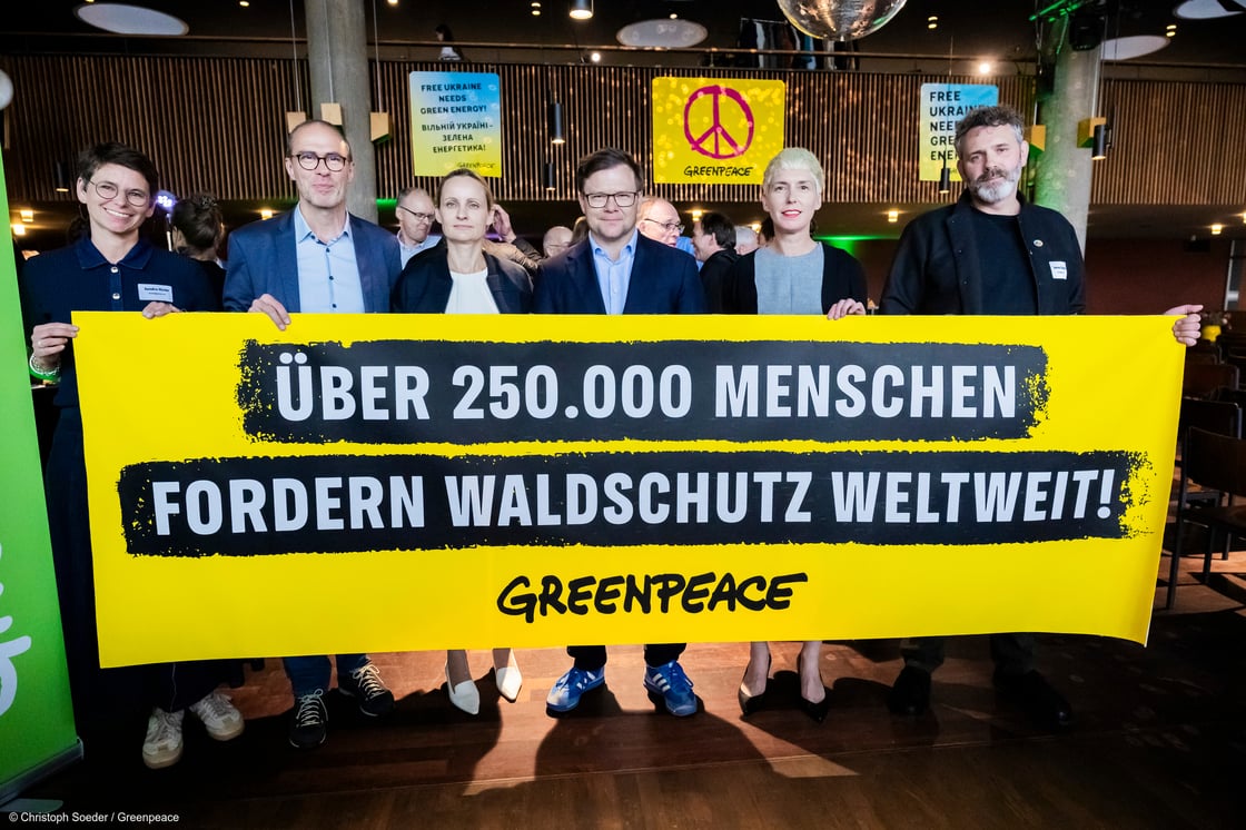 Übergabe der Petition an Carsten Schneider