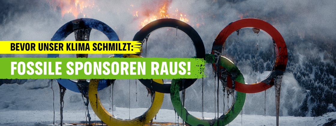 Ölverschmierte Olympiaringe vor Verschneiten Bergen.