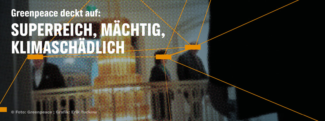 Auf einem Foto mit verpixelten Menschen in Anzügen steht “Superreich, mächtig, klimaschädlich”.