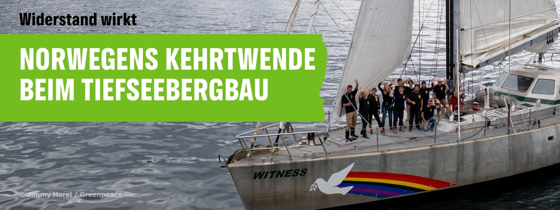 Crew der Witness steht winkend auf dem Bug des Schiffes.