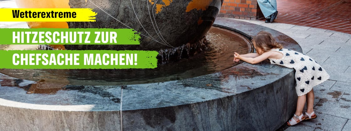 Symbolbild: Mädchen kühlt sich die Hände in einem Brunnen mit Weltkugel. 
